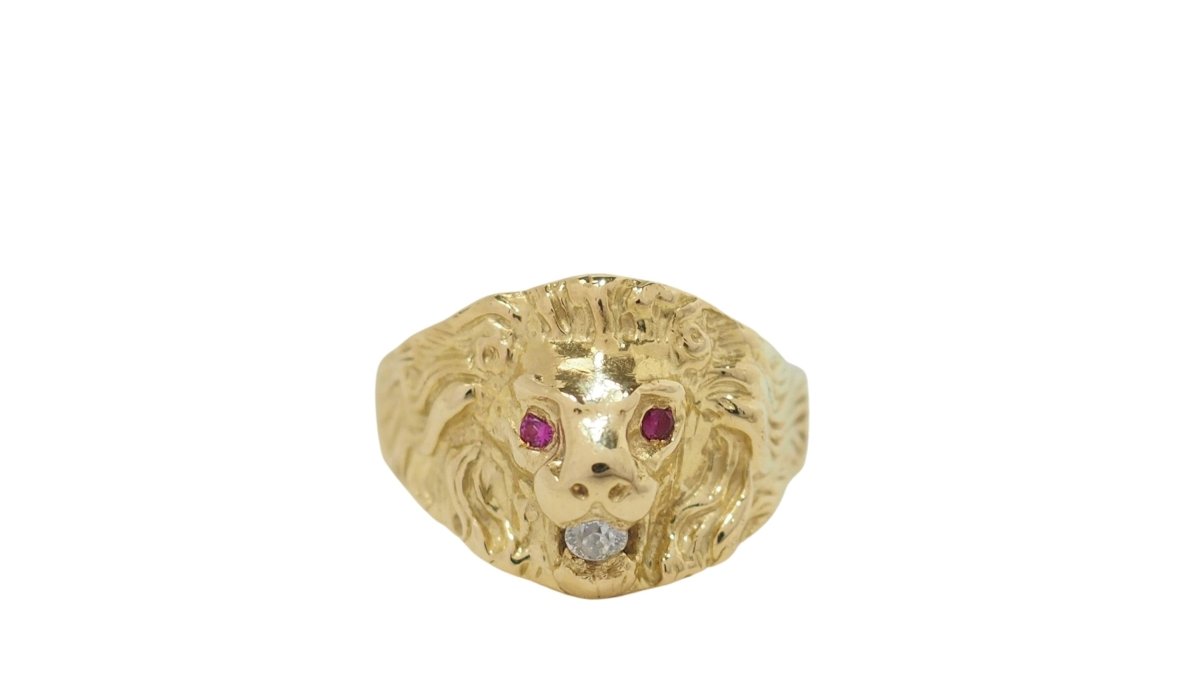 Bague chevalière Lion en or jaune, rubis et diamant - Castafiore