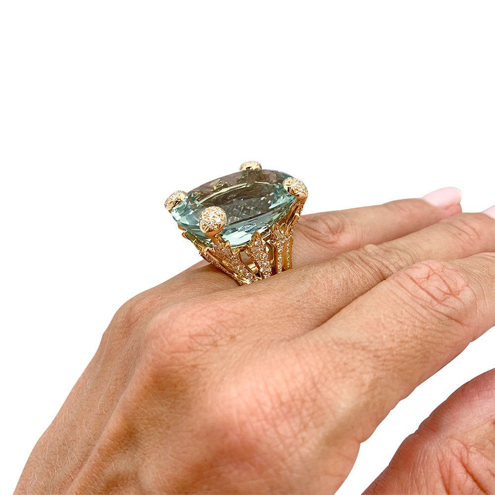Bague Christian Dior, "Miss Dior", en or jaune, béryl vert et diamants - Castafiore