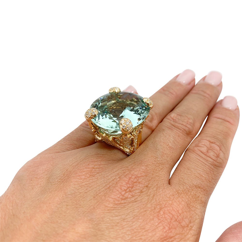 Bague Christian Dior, "Miss Dior", en or jaune, béryl vert et diamants - Castafiore