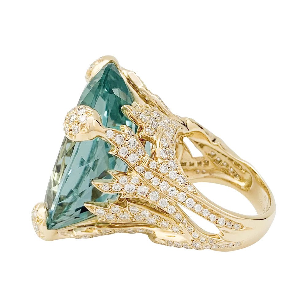 Bague Christian Dior, "Miss Dior", en or jaune, béryl vert et diamants - Castafiore
