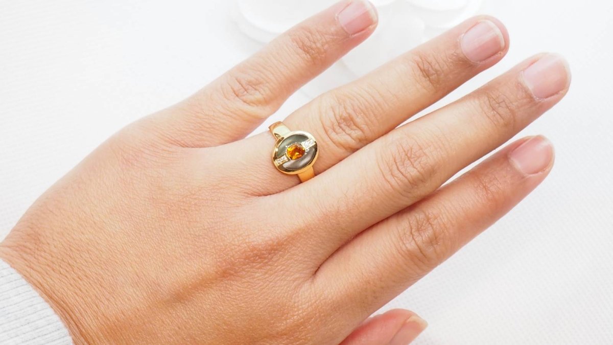 Bague Clozeau en or jaune, diamants et résine - Castafiore