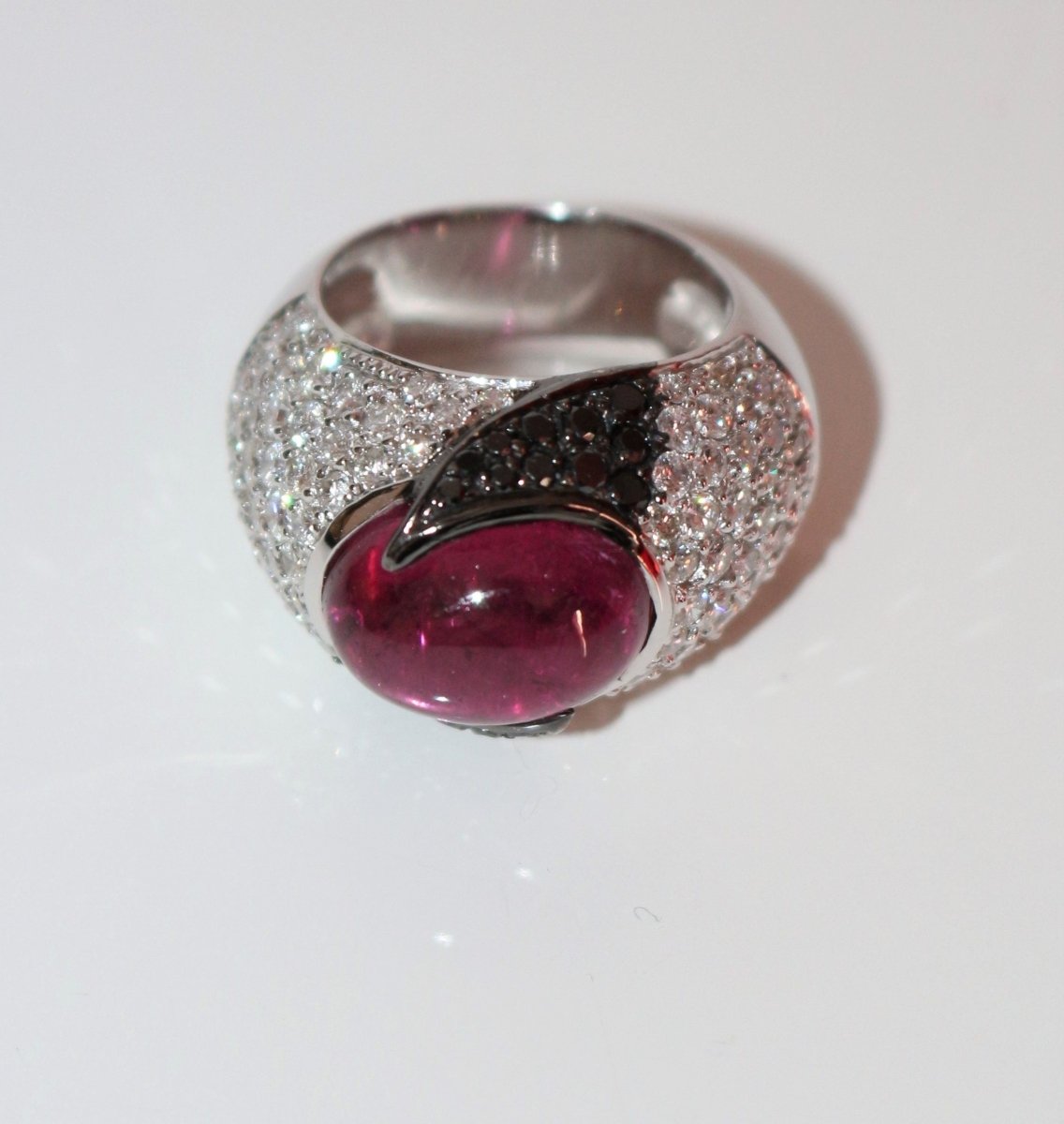 Bague Cocktail Diamants Blancs Et Noirs Cabochon Tourmaline - Castafiore
