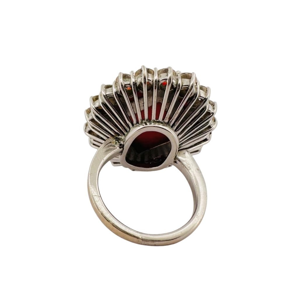 Bague Cocktail en or blanc, corail et diamants - Castafiore