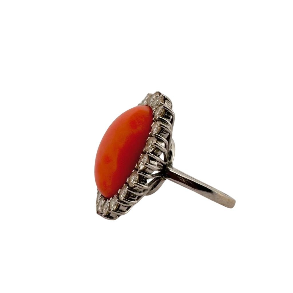 Bague Cocktail en or blanc, corail et diamants - Castafiore