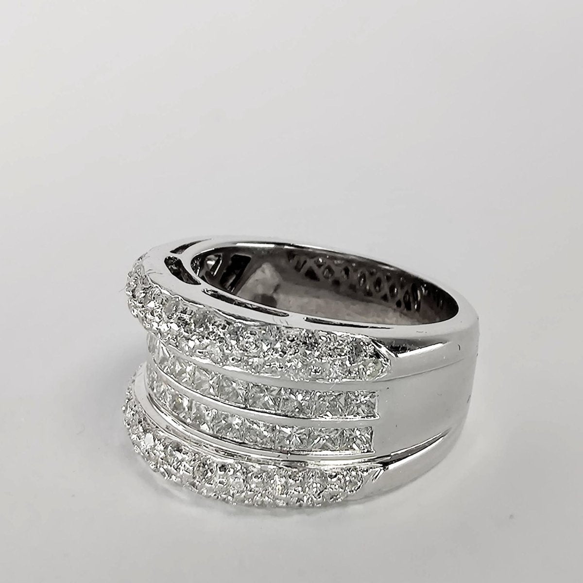 BAGUE COCKTAIL EN OR BLANC ET DIAMANTS - Castafiore