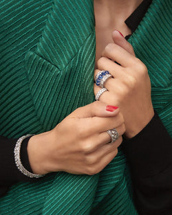 Bague cocktail en or blanc sertie de diamants et de saphirs cabochon - Castafiore