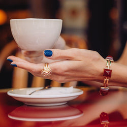 Bague Cocktail HERVÉ SCHICK en or jaune, rubis et diamants - Castafiore