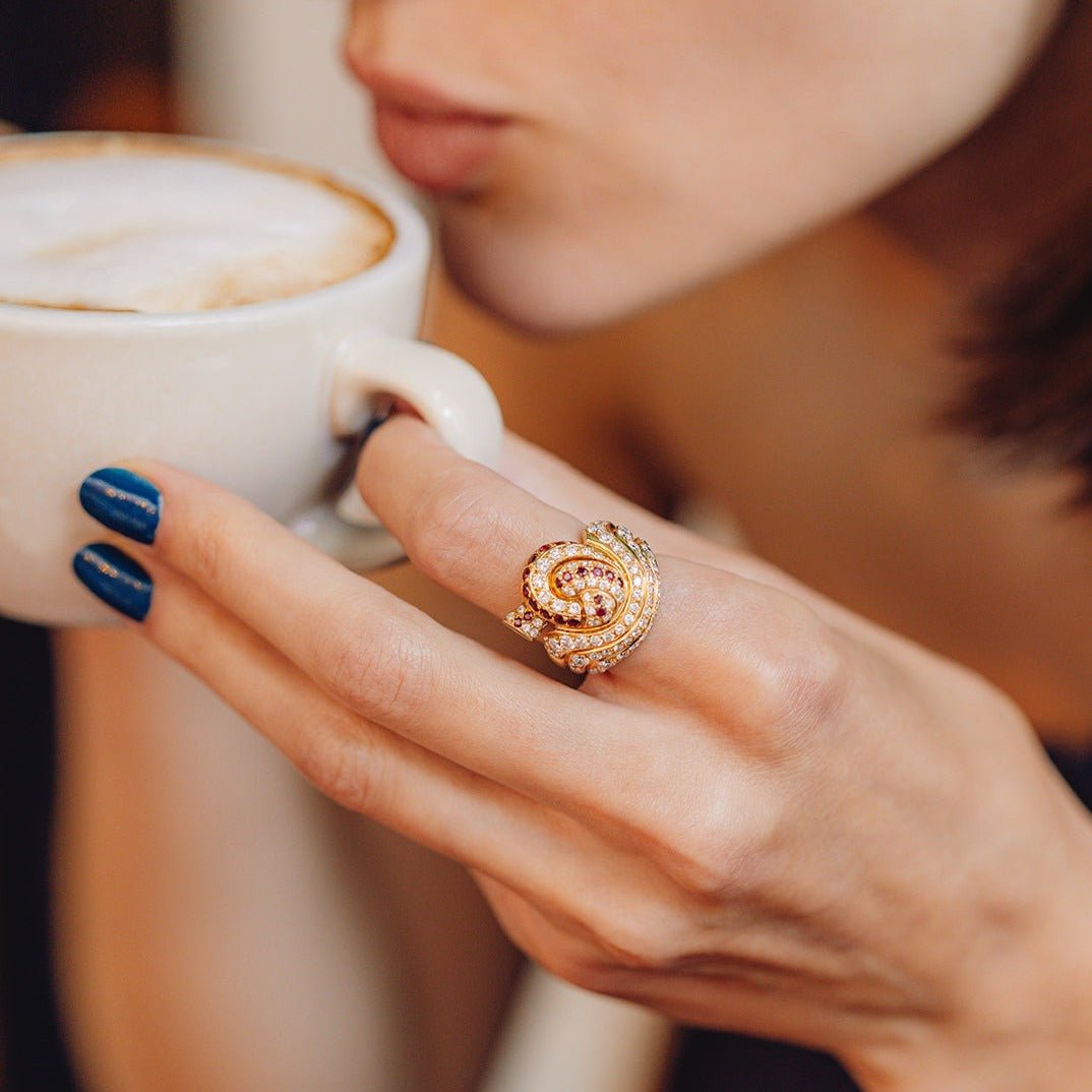 Bague Cocktail HERVÉ SCHICK en or jaune, rubis et diamants - Castafiore