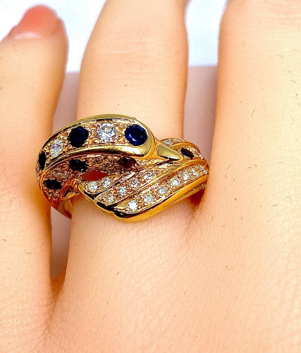 Bague dauphin en or jaune 18 carats ,saphirs ,diamants et rubis - Castafiore