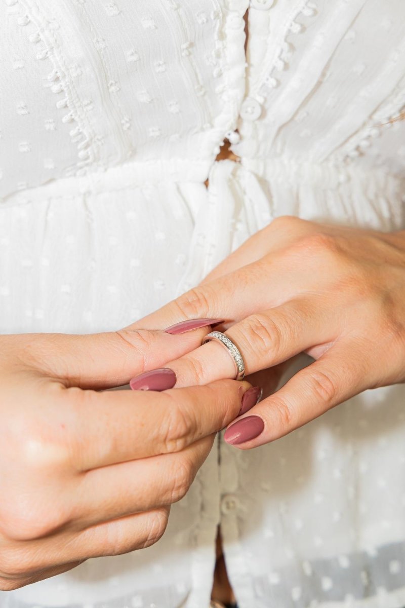 Bague Demi-Alliance en or blanc et diamants - Castafiore