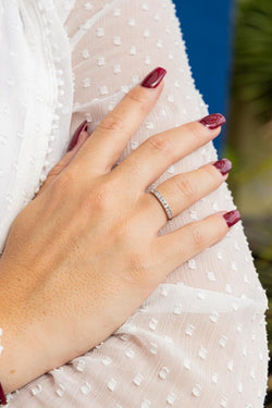 Bague demi alliance en or blanc et diamants - Castafiore