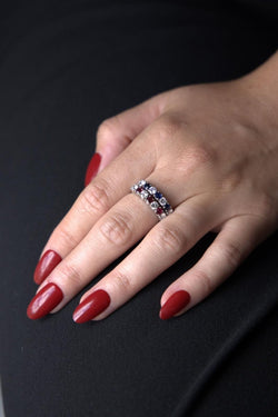 Bague Demi Alliance en or blanc et saphir - Castafiore