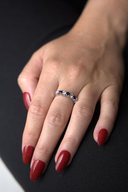 Bague Demi Alliance en or blanc et saphir - Castafiore