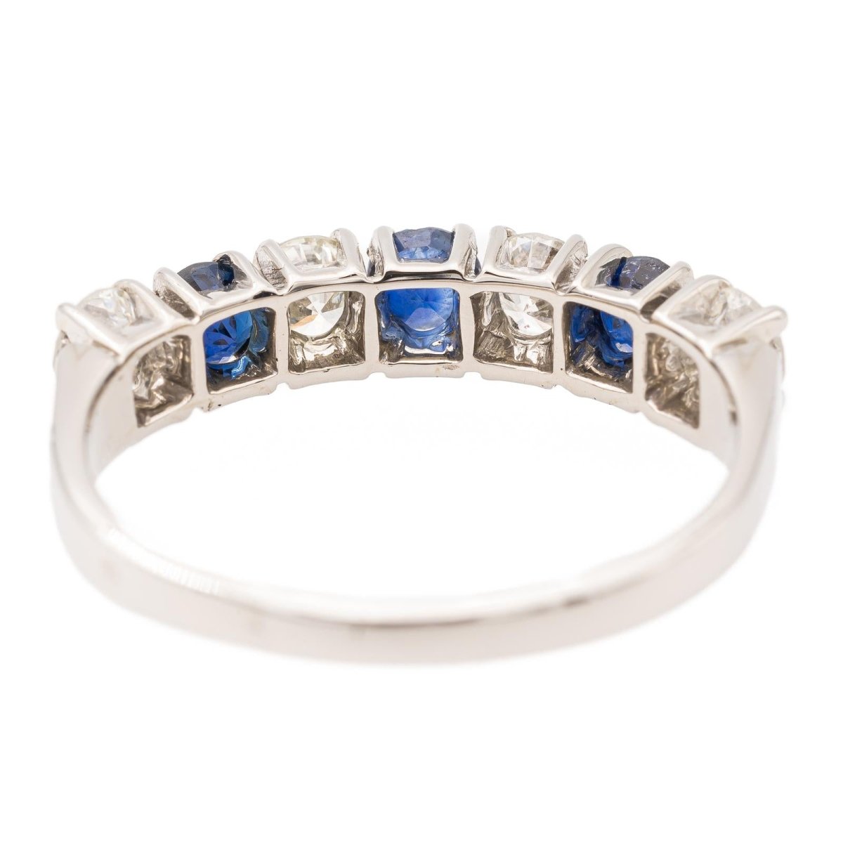 Bague Demi Alliance en or blanc et saphir - Castafiore