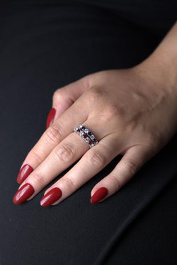 Bague Demi Alliance en or blanc, rubis et diamants - Castafiore