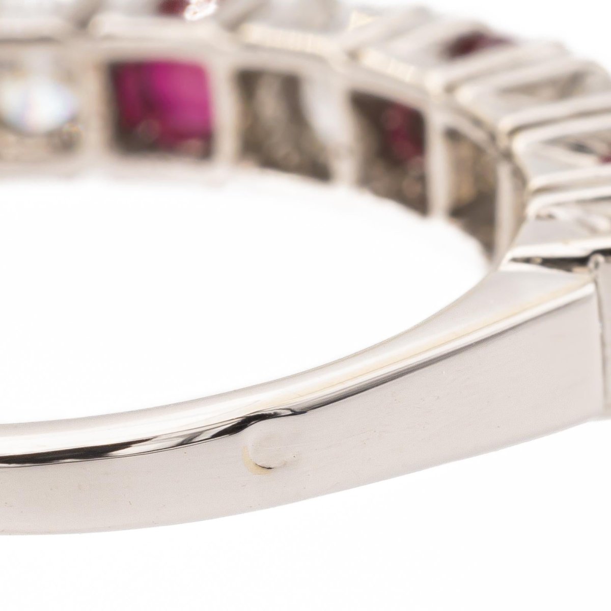 Bague Demi Alliance en or blanc, rubis et diamants - Castafiore