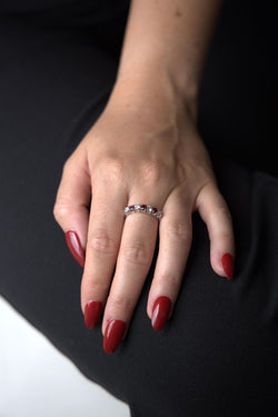 Bague Demi Alliance en or blanc, rubis et diamants - Castafiore