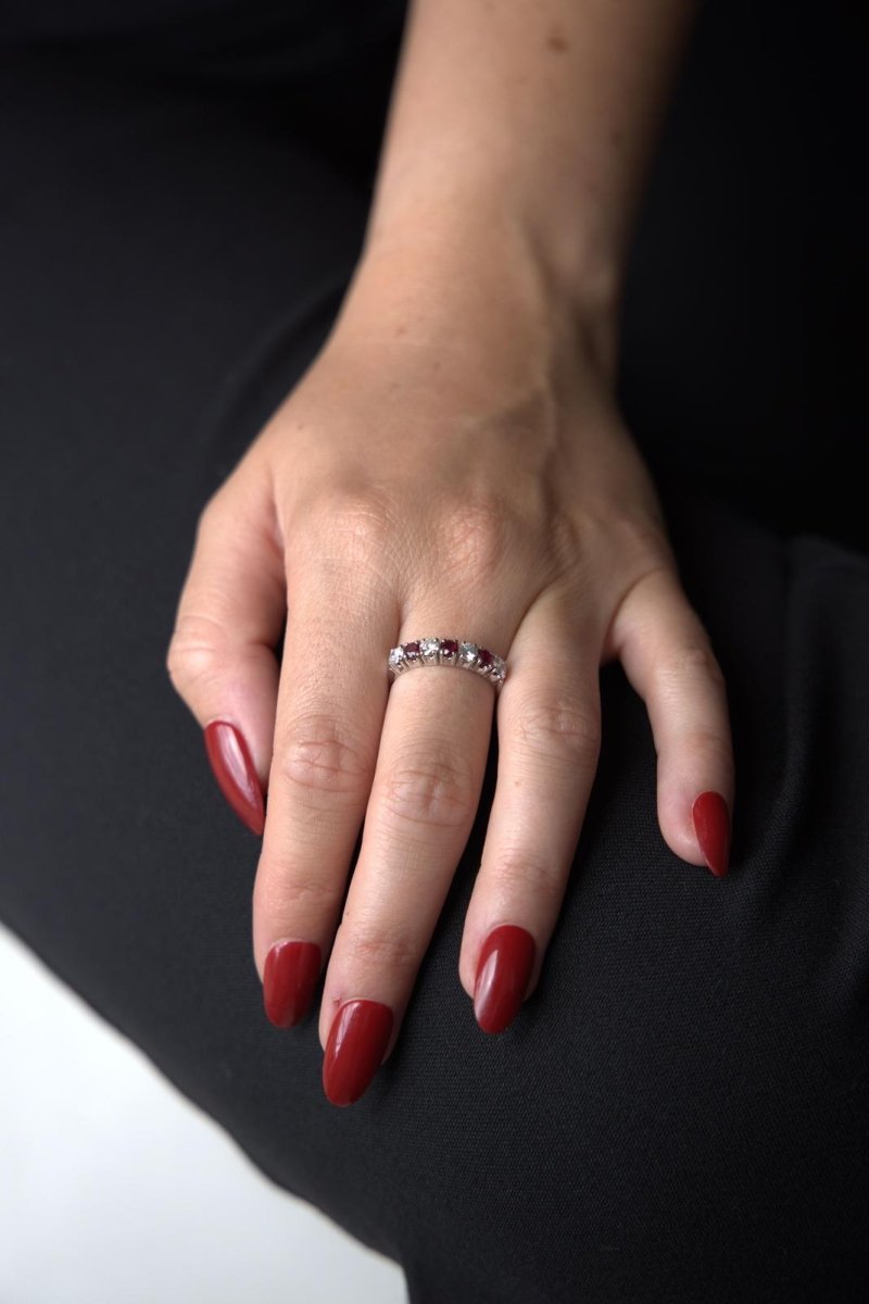 Bague Demi Alliance en or blanc, rubis et diamants - Castafiore