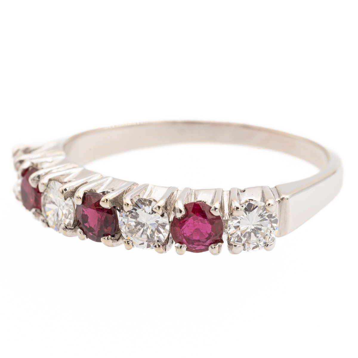 Bague Demi Alliance en or blanc, rubis et diamants - Castafiore