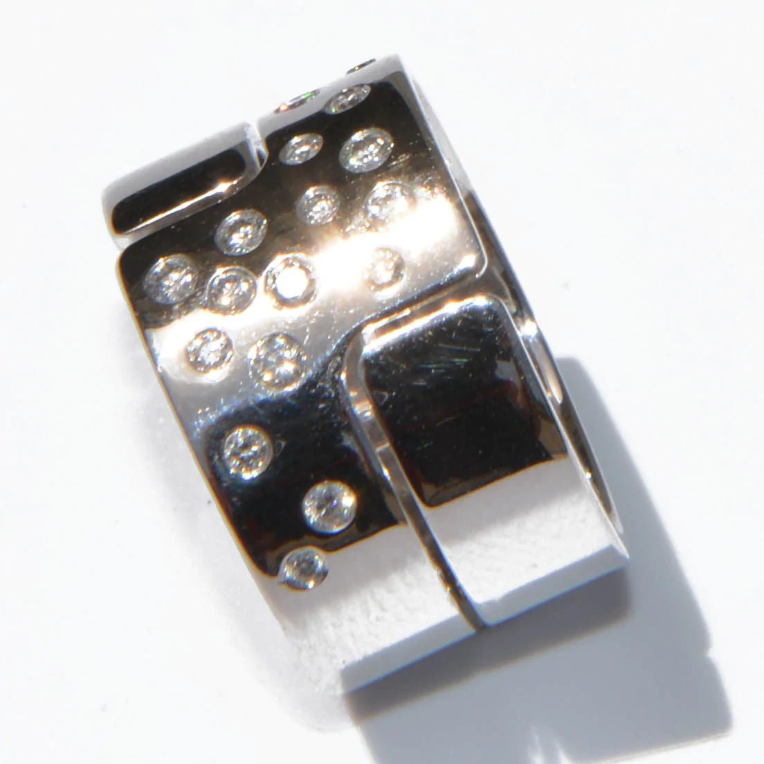 Bague Dinh Van modèle Seventies en or gris et diamant grand modèle - Castafiore