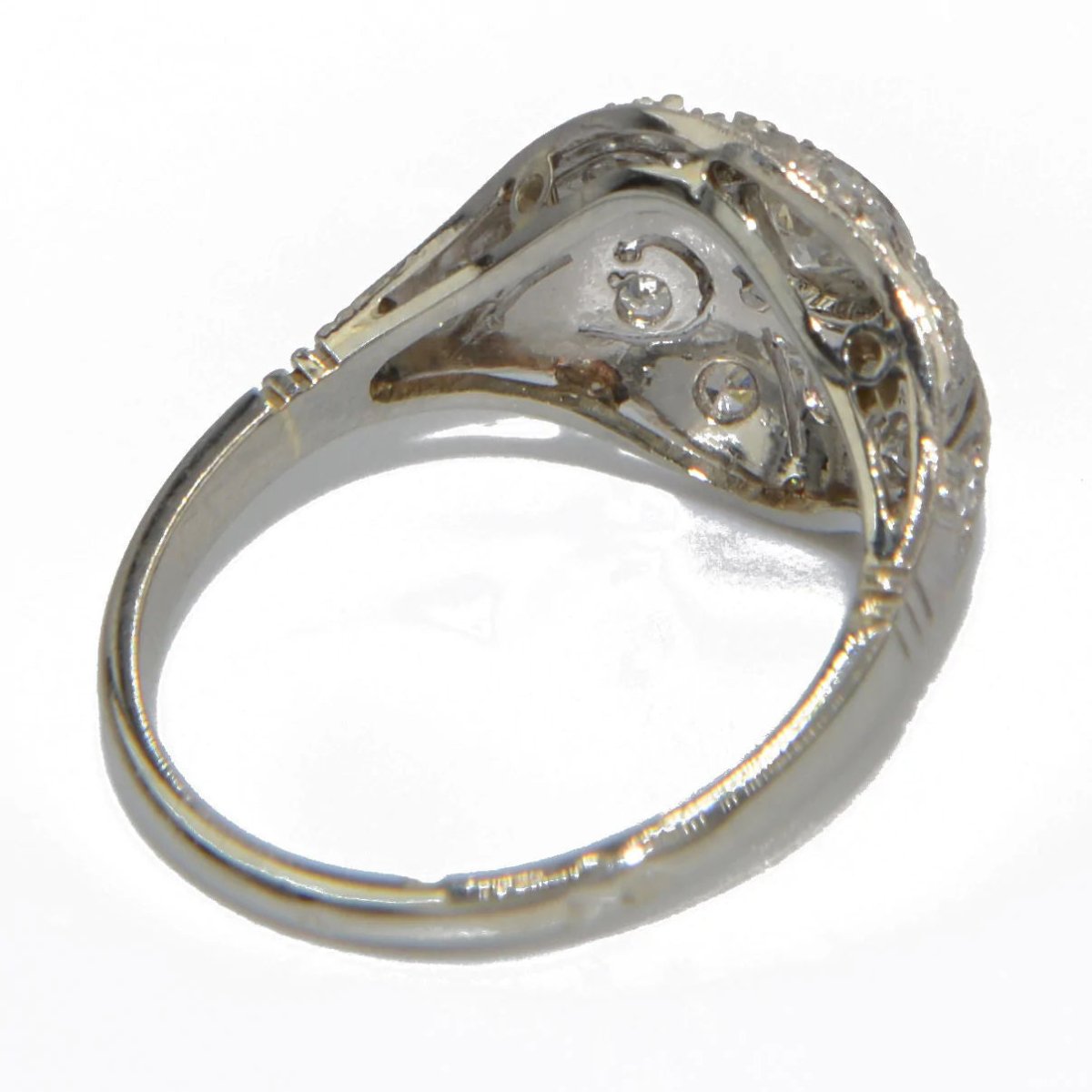 Bague dôme ajourée en diamant en platine - Castafiore