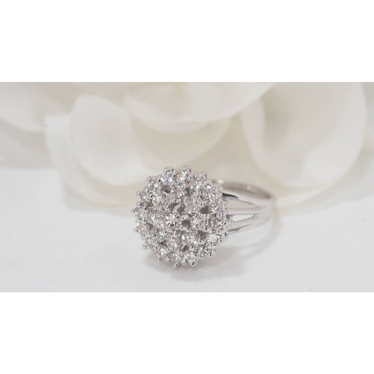 Bague double entourage en or blanc et diamants - Castafiore