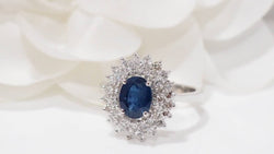 Bague double entourage en or blanc, saphir et diamants - Castafiore