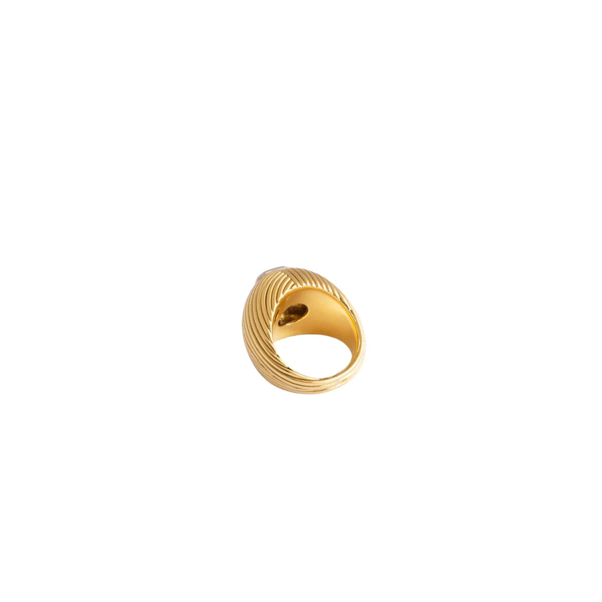 Bague en forme de dôme en or jaune et d'un diamant serti clos - Castafiore