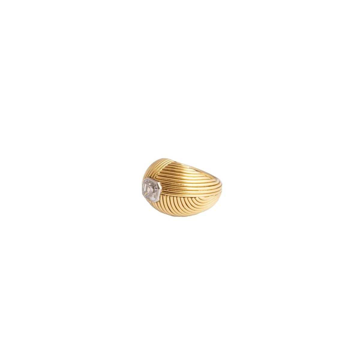 Bague en forme de dôme en or jaune et d'un diamant serti clos - Castafiore