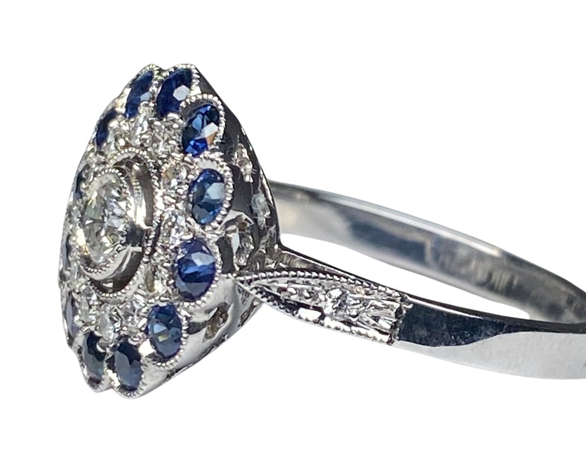 Bague en or 18 carats en diamants et saphirs style Art Deco - Castafiore