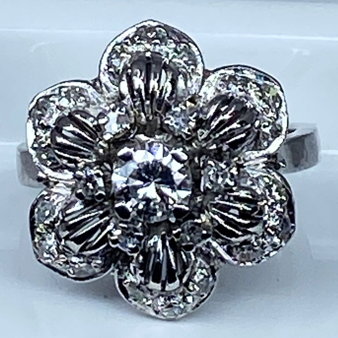 Bague en or 18 carats «  Marguerite à six pétales »sertie de diamants - Castafiore