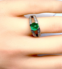 Bague en or blanc 18 carats en émeraude cabochon et diamants - Castafiore