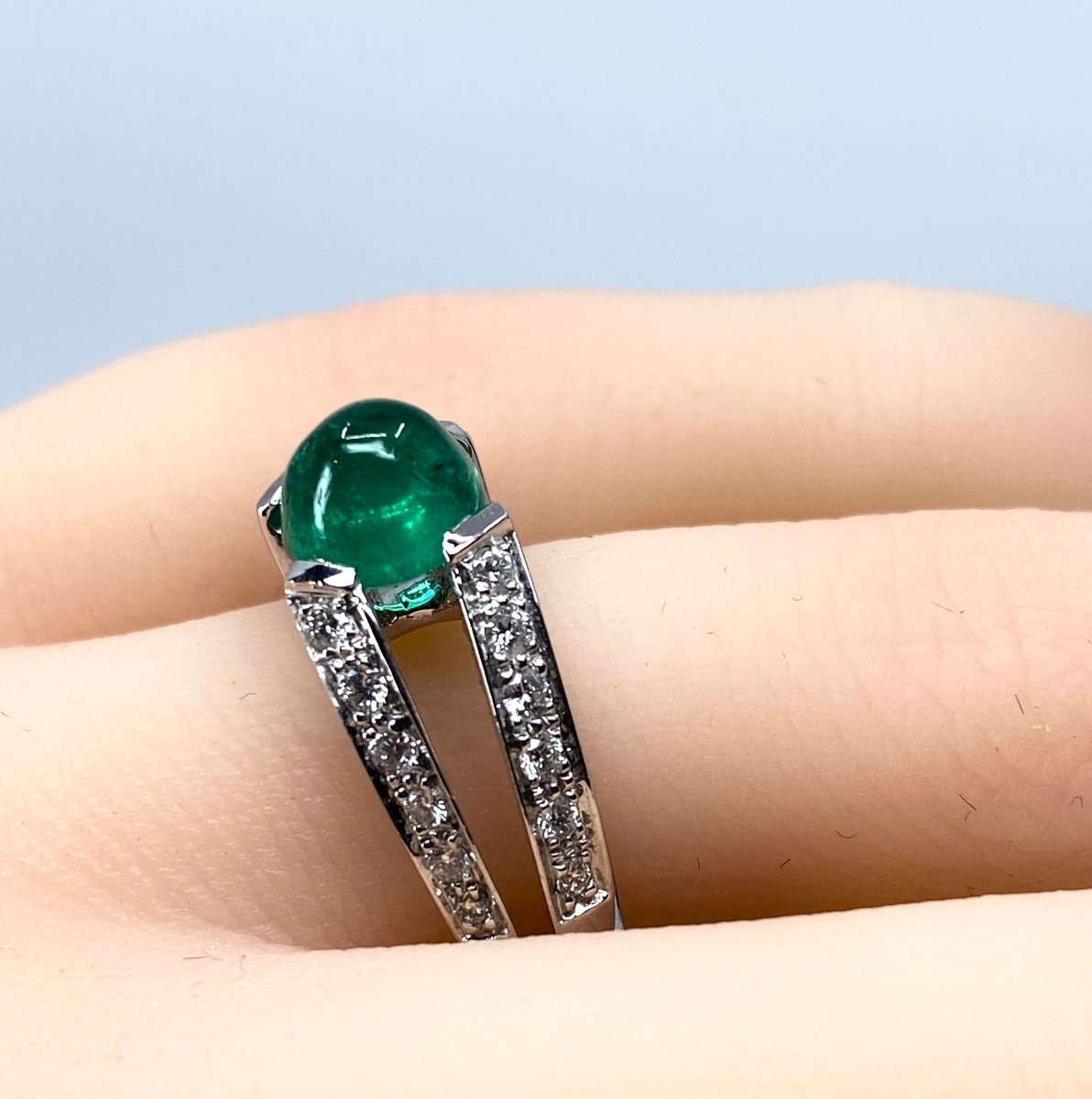 Bague en or blanc 18 carats en émeraude cabochon et diamants - Castafiore