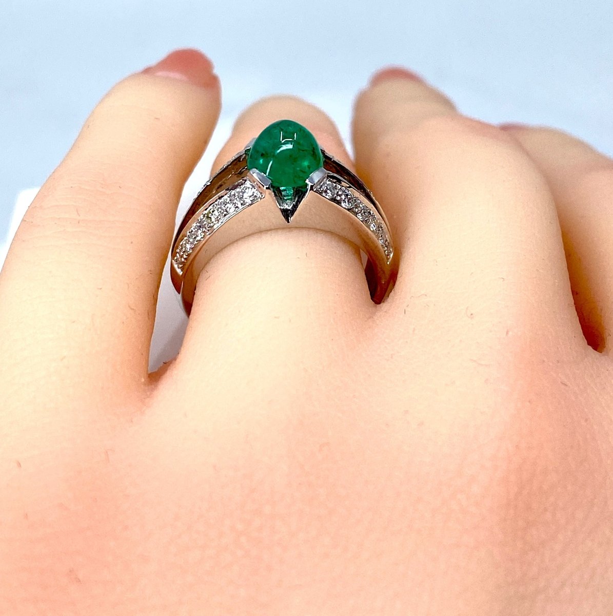 Bague en or blanc 18 carats en émeraude cabochon et diamants - Castafiore