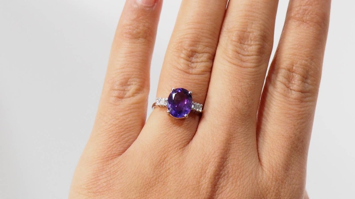 Bague en or blanc, améthyste et diamants - Castafiore