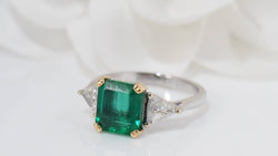 Bague en or blanc, émeraude de Colombie et diamants - Castafiore