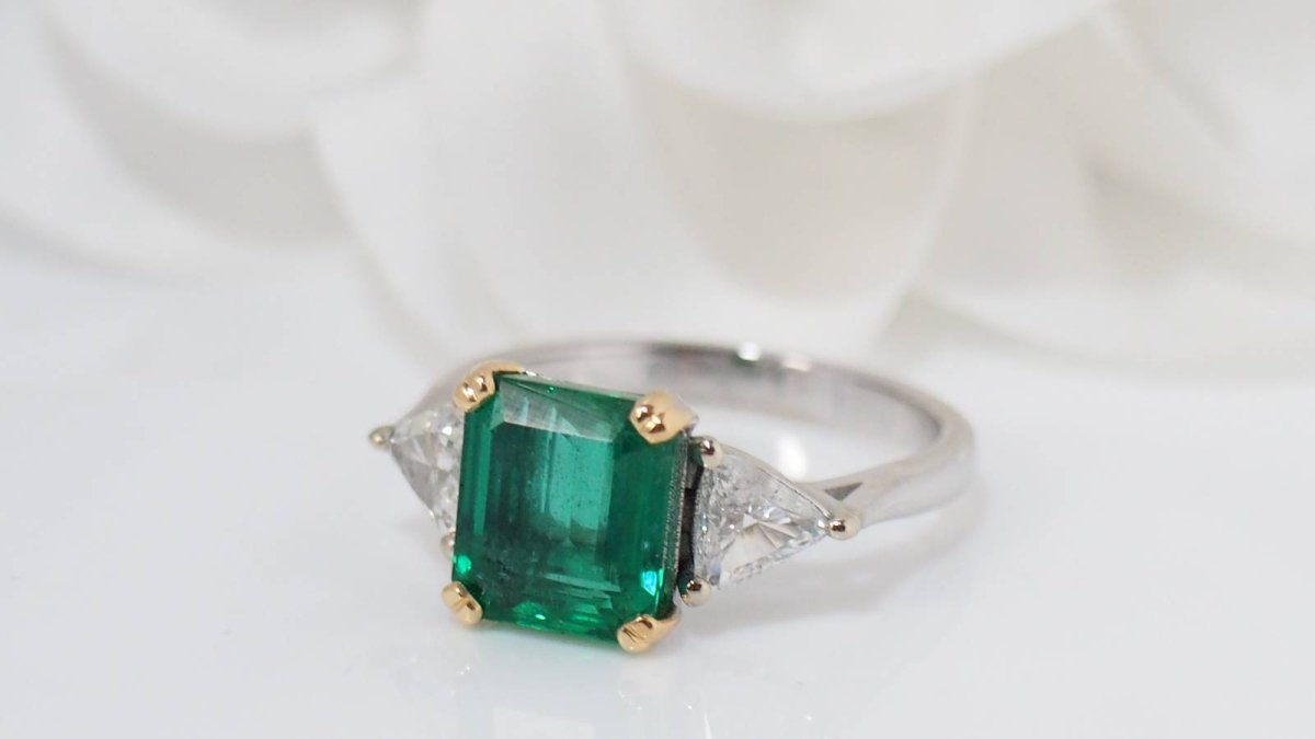 Bague en or blanc, émeraude de Colombie et diamants - Castafiore