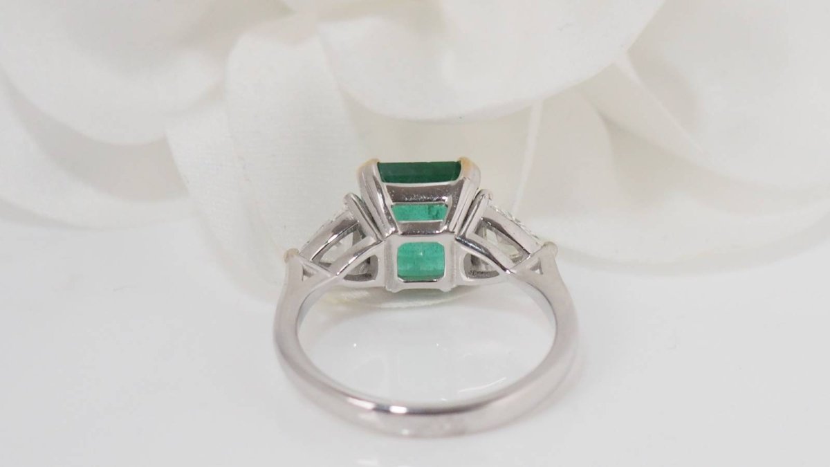 Bague en or blanc, émeraude de Colombie et diamants - Castafiore