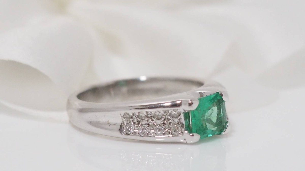 Bague en or blanc, émeraude et diamants - Castafiore