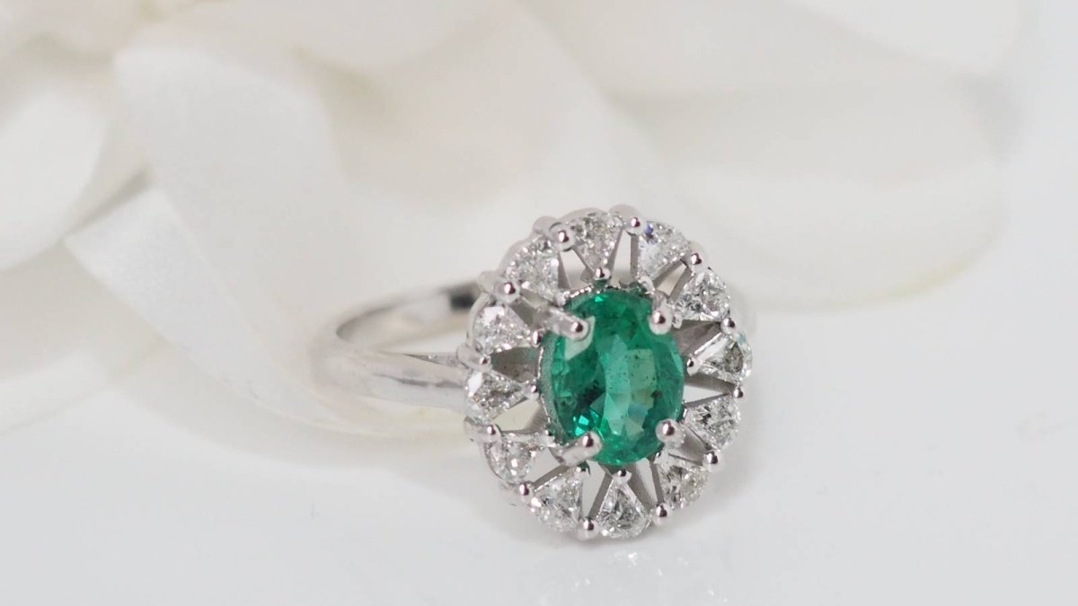Bague en or blanc, émeraude et diamants - Castafiore