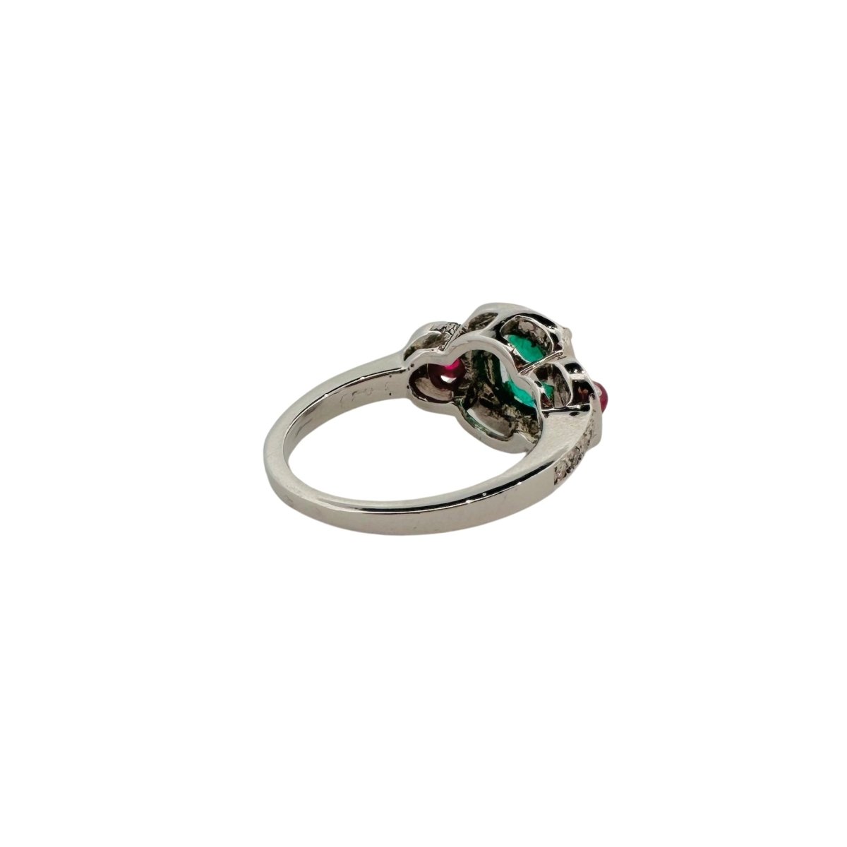 Bague en or blanc, émeraude, rubis et diamants - Castafiore