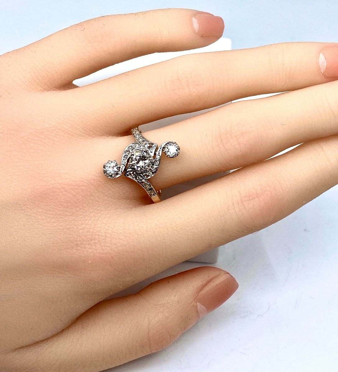 Bague en or blanc et or jaune 18 carats en diamants.Epoque 1900 - Castafiore