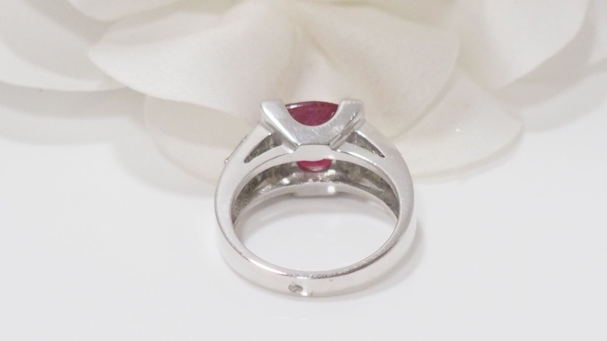 Bague En Or Blanc Rubis Et Diamants - Castafiore