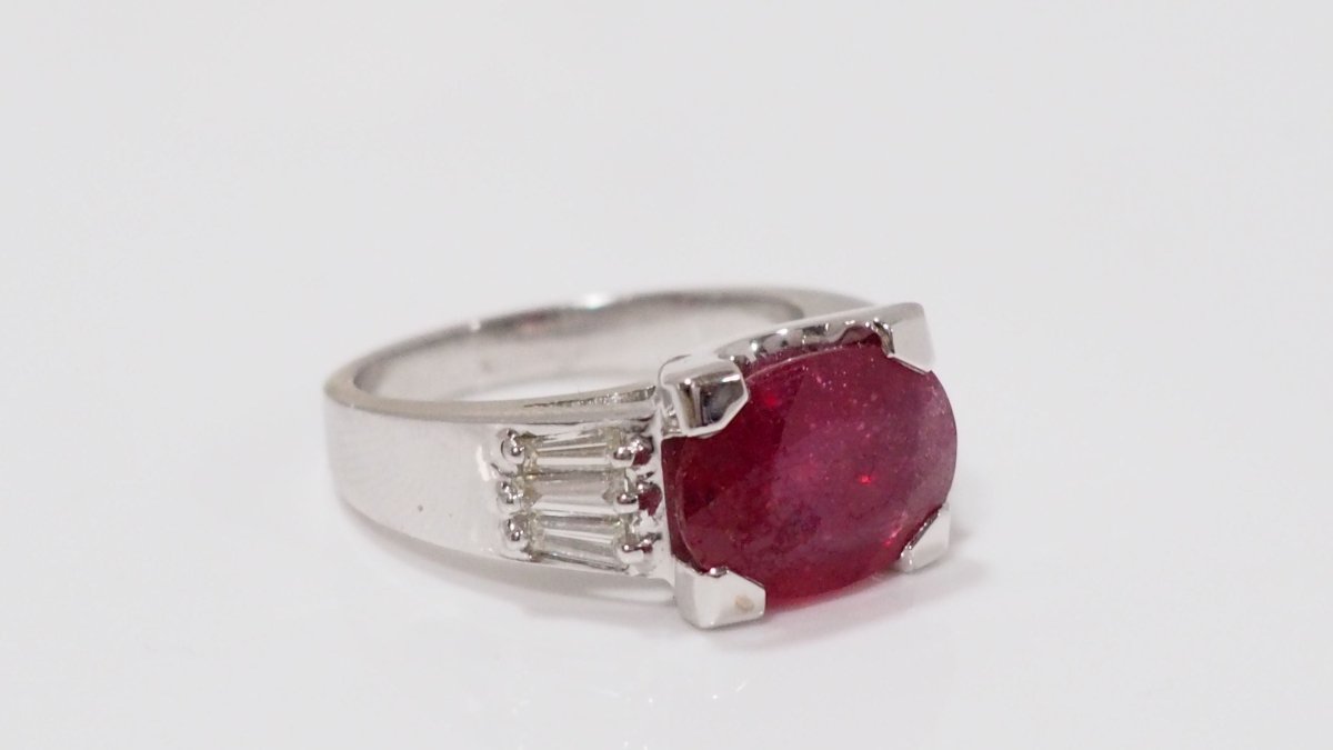 Bague En Or Blanc Rubis Et Diamants - Castafiore