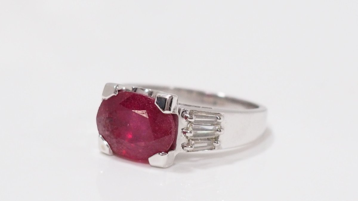 Bague En Or Blanc Rubis Et Diamants - Castafiore