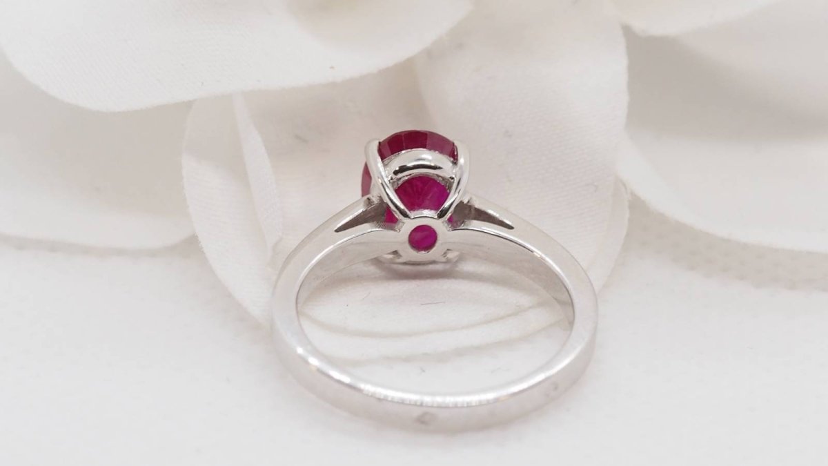 Bague en or blanc, rubis ovale et diamants - Castafiore