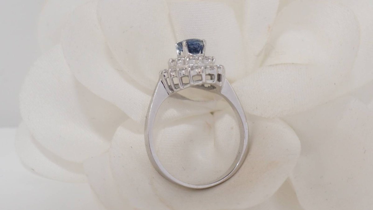 Bague en or blanc, saphir et diamants - Castafiore
