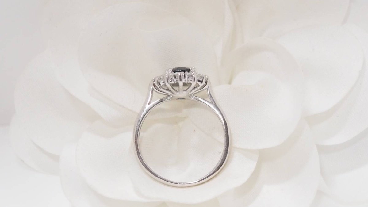 Bague en or blanc, saphir et diamants - Castafiore