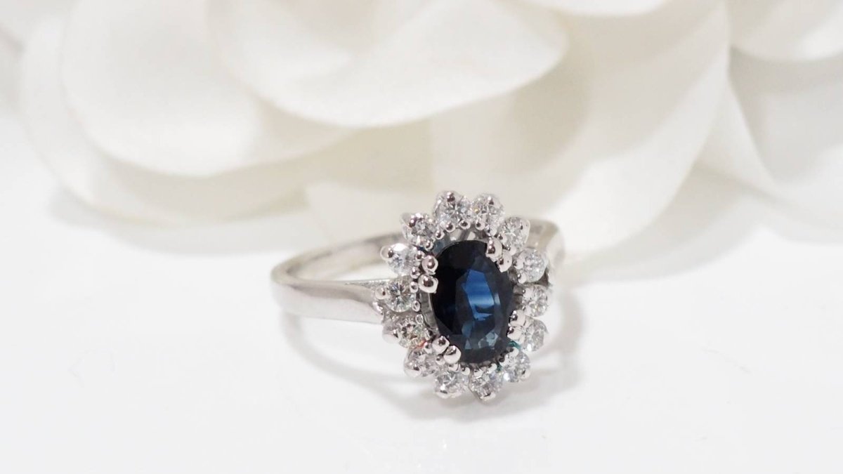 Bague en or blanc, saphir et diamants - Castafiore