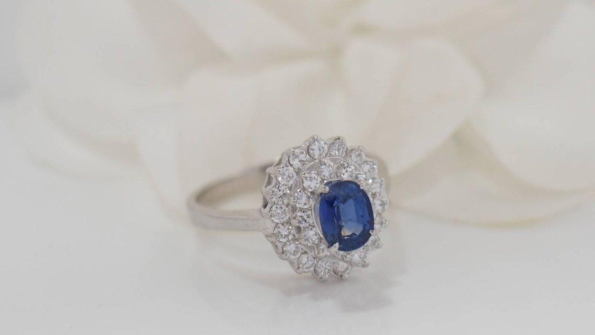 Bague en or blanc, saphir et diamants - Castafiore